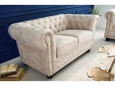 Estila Chesterfield dvojsedačka Contessa so zamatovým čalúnením v svetlej farbe šampanského s masívnymi nožičkami 150cm