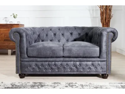 Estila Dizajnová vintage dvojsedačka Chesterfield Grau so sivým poťahom so zahnutými opierkami a chesterfield prešívaním 150 cm
