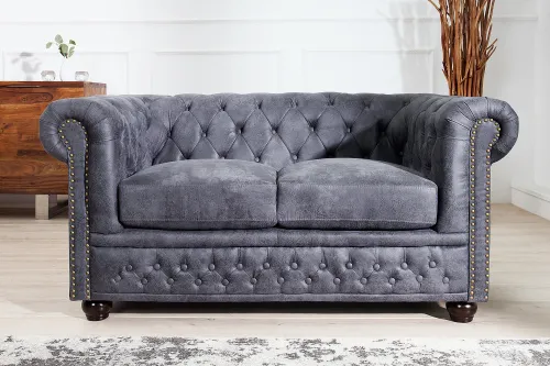Estila Dizajnová vintage dvojsedačka Chesterfield Grau so sivým poťahom so zahnutými opierkami a chesterfield prešívaním 150 cm