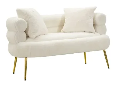 Estila Glamour čalúnená sedačka Taglia s bielym kožušinovým poťahom a dizajnovou opierkou so zlatými nožičkami 133 cm