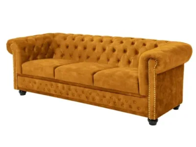 Estila Dizajnová zamatová chesterfield trojmiestna sedačka Maya v horčicovej farbe s okrúhlymi čiernymi nožičkami 205 cm